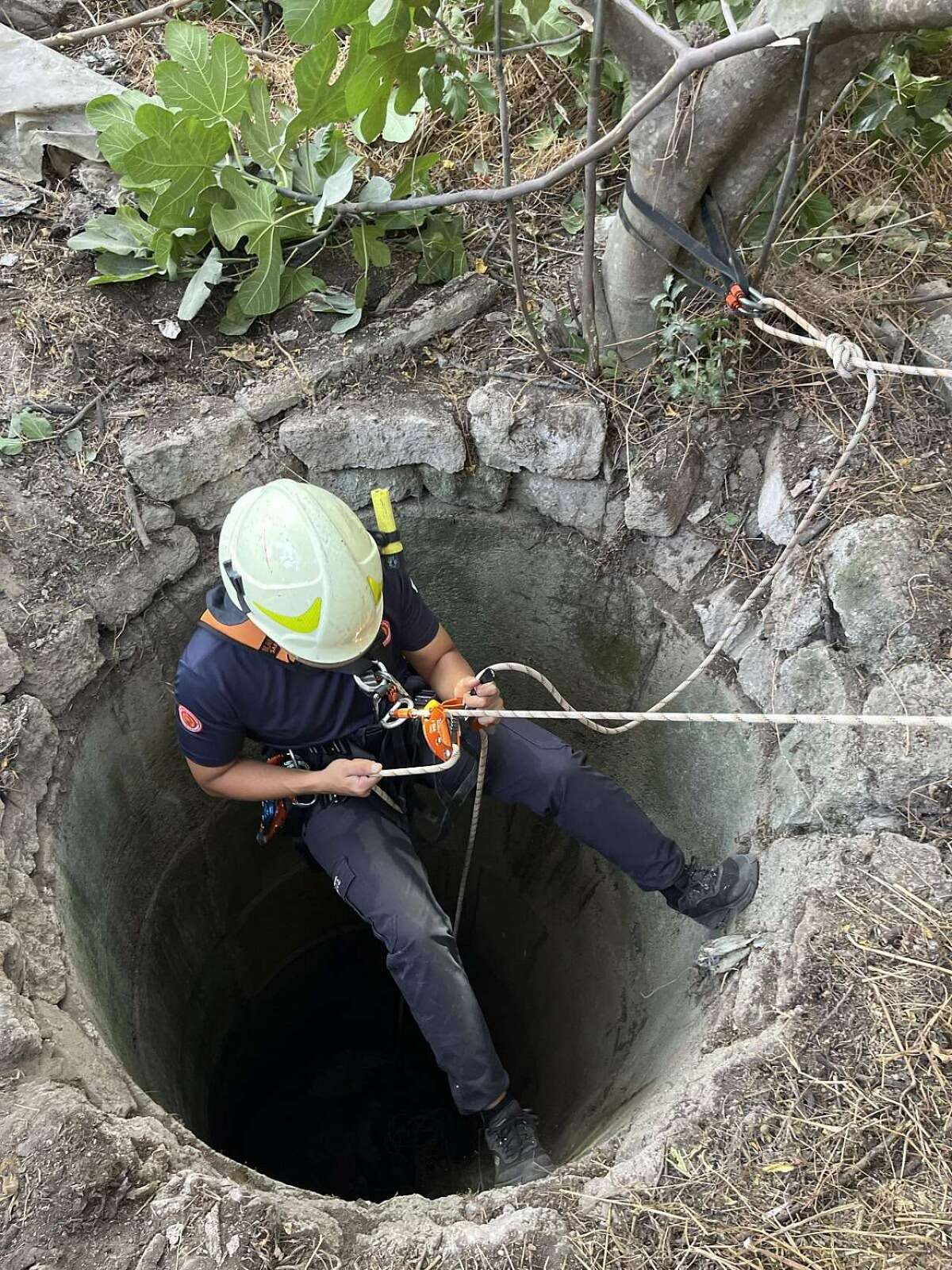 Muğla'da 11 Metrelik Kuyudan Can Dostuna Uzanan Kurtarma Eli 2
